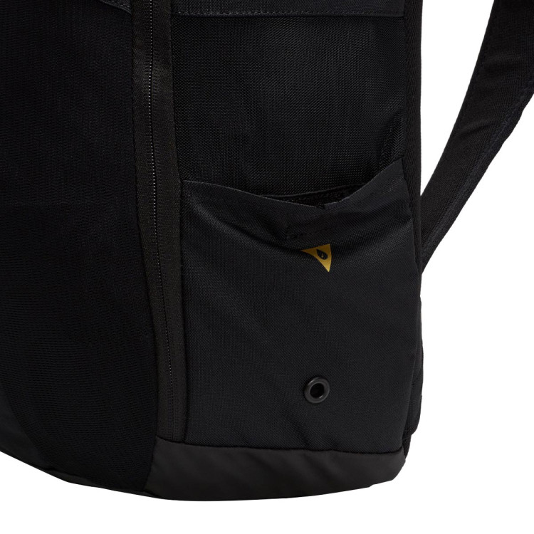 mochila-nike-backpack-30l-black-black-metallic-gold-4